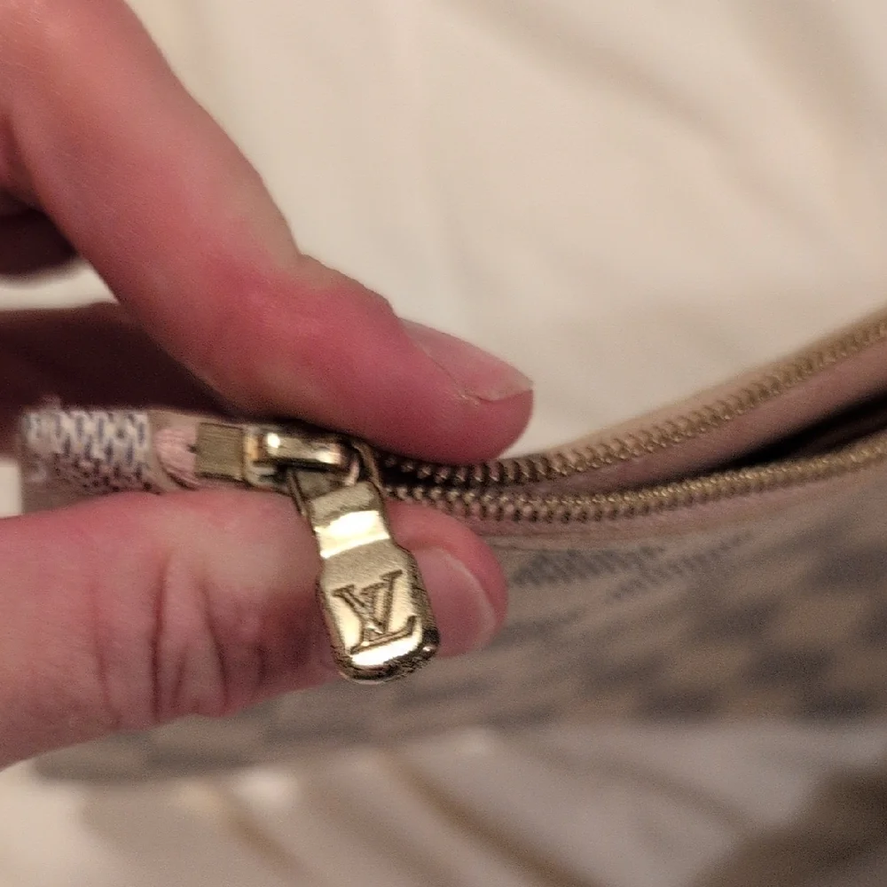 Designer-style Cream Checkered Wristlet Clutch - Picture 5 of 6